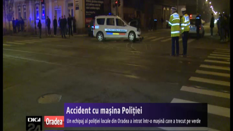 Accident cu girofare. Un echipaj al Politiei Locale din Oradea a intrat intr-o masina care a trecut pe verde Imagine
