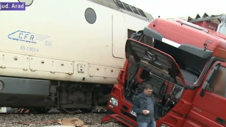 Accident cu greutate: un tren a lovit un tir, soferul acestuia si-a pierdut viata Imagine