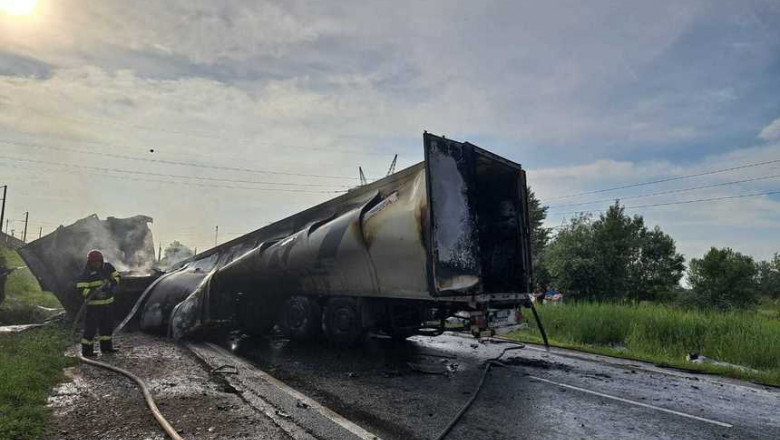 Accident cu o camioneta care transporta cereale, urmat de incendiu, pe DN25. Circulatia in zona este blocata Imagine