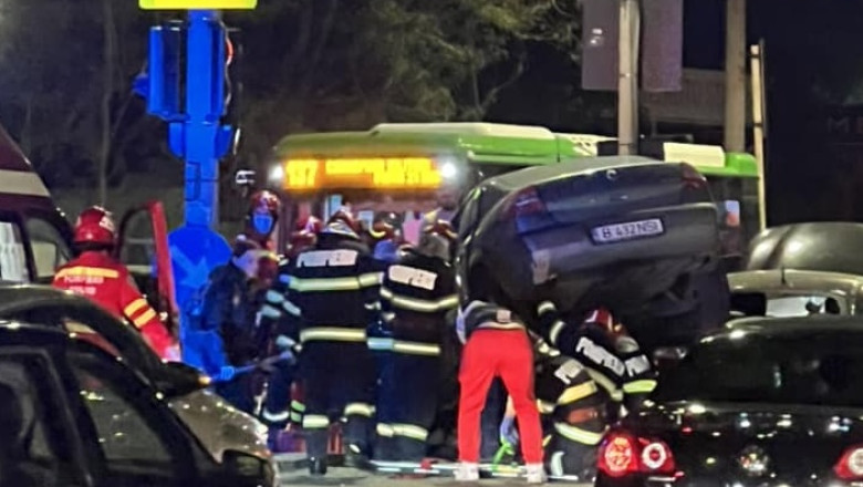 Accident cu patru masini pe cel mai aglomerat bulevard din Capitala: circulatia rutiera se desfasoara pe o singura banda Imagine