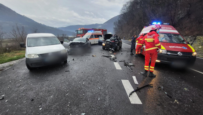 Accident cu patru masini pe Valea Oltului. Sase oameni au ajuns la spital Imagine