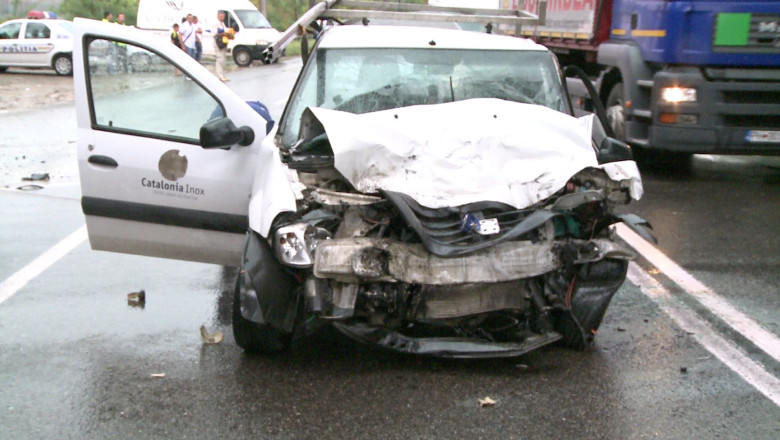 Accident cu sapte victime. Un Logan a intrat pe contrasens si a lovit un microbuz Imagine