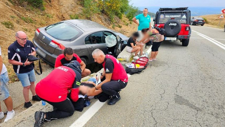 Accident cu trei raniti, pe Transalpina. Un autoturism a derapat intr-o curba si s-a izbit de un podet Imagine