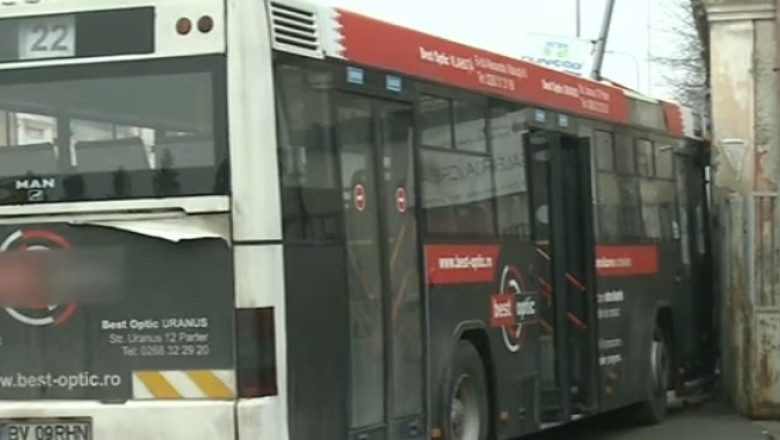 Accident cu trei victime. Un autobuz a intrat in zidul unei case Imagine