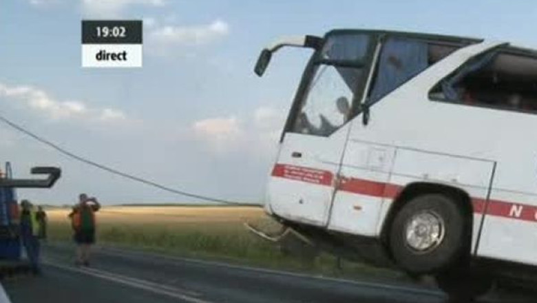 Accident cu un autocar cu turisti slovaci pe DN7. Doi pasageri, transportati la spital Imagine