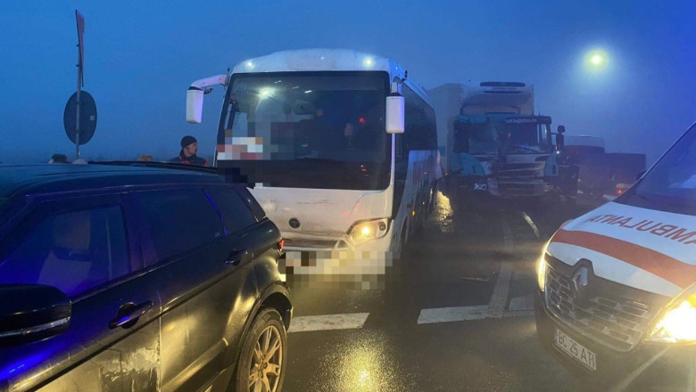 Accident cu un autoturism, un microbuz si un TIR pe DN2. Interventie cu masini de descarcerare si mai multe ambulante Imagine