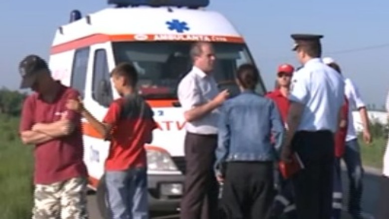 Accident de autocar, 14 raniti. Vehiculul a fost izbit in plin de un bustean cazut dintr-un camion Imagine