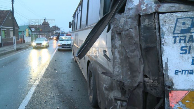 Accident de autocar la Sambateni, pe DN7: patru persoane au fost ranite  Imagine