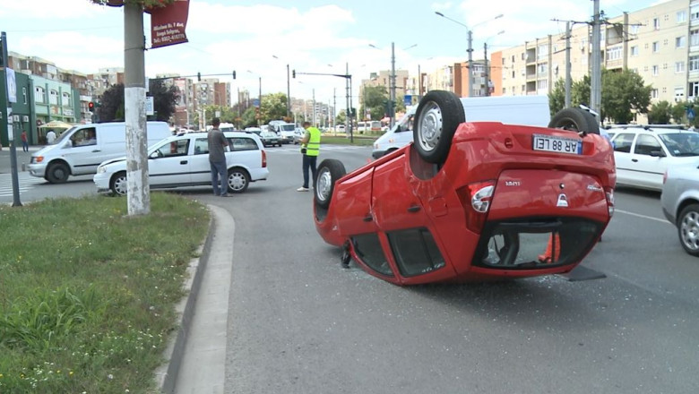 Accident de circulatie spectaculos in centrul Aradului: Sandero cu rotile in sus Imagine