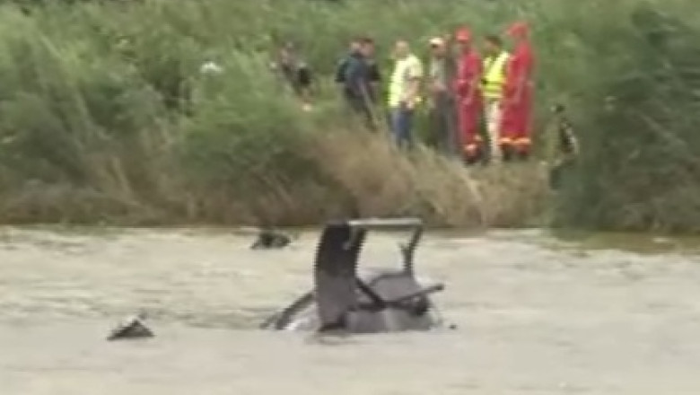 Accident de elicopter in Mures. Epava a fost ridicata din lacul Taureni Imagine