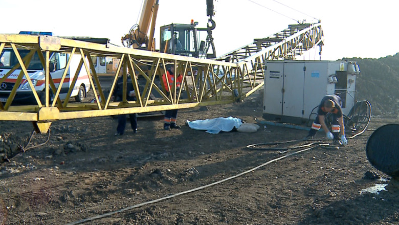 Accident de munca. Un barbat a murit strivit de un brat de macara Imagine