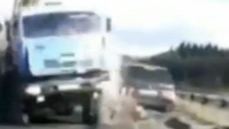 Accident filmat de camera de bord. Un automobil s-a ciocnit de un camion pe o autostrada din Rusia Imagine