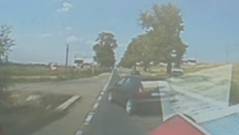 Accident filmat de camera de pe Salvare. O ambulanta a lovit o masina al carei sofer a virat brusc Imagine