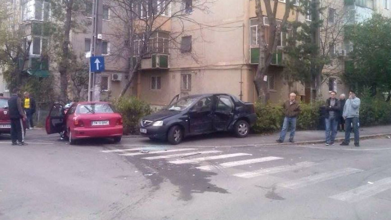 Accident grav, cu doi raniti, la Timisoara: Hyundai vs. Logan Imagine