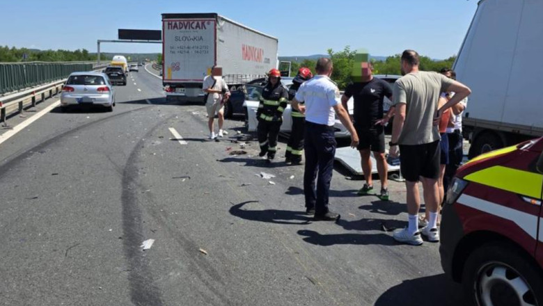 Accident grav cu sapte vehicule pe A1 Deva–Nadlac. Trei copii si 11 adulti au fost raniti. Trafic restrictionat in zona Imagine