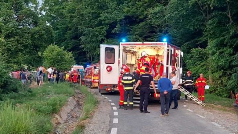 Accident grav, cu sapte victime, pe o sosea din Bistrita: Un adolescent, care era la volan, a murit. A fost activat Planul Rosu Imagine