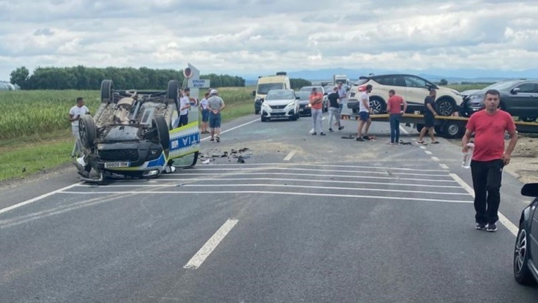 Accident grav cu trei masini in Timis. Autospeciala de Politie rasturnata: un agent a ramas incarcerat. Intervine un elicopter SMURD Imagine