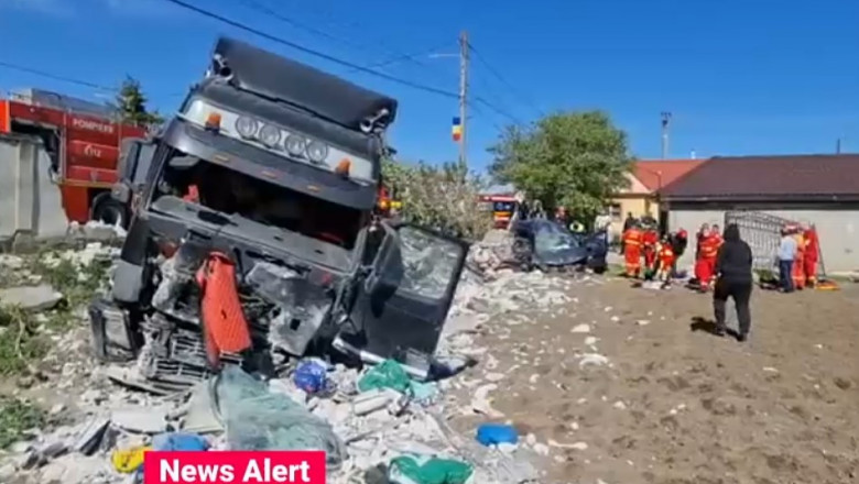 Accident grav in apropiere de Navodari: Un barbat si o femeie au murit in urma impactului dintre un TIR si doua autoturisme Imagine