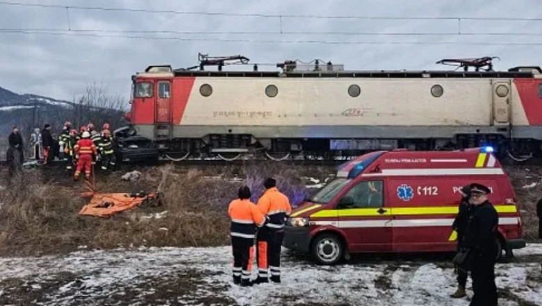 Accident grav in Bacau: Un tren cu 30 de calatori a lovit o masina. Doi tineri au murit Imagine