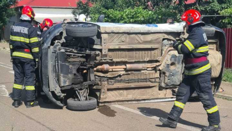 Accident grav in Botosani: un autoturism s-a rasturnat in urma impactului. Trei copii si doua femei au ajuns la spital Imagine
