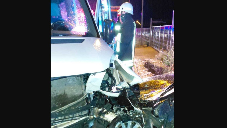 Accident grav in Campia Turzii intre un microbuz si un autoturism. Opt persoane au ajuns la spital Imagine