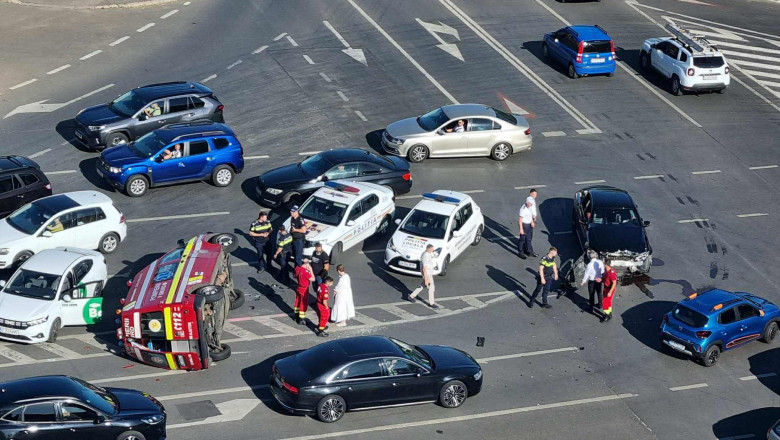 Accident grav in Capitala. Ambulanta rasturnata in intersectia bulevardelor Natiunile Unite si Libertatii Imagine