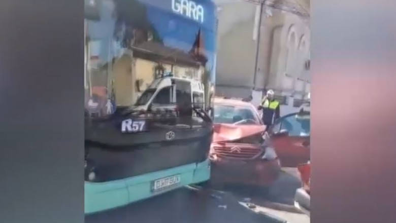 Accident grav in Craiova. O masina s-a izbit de un autobuz cu calatori, dupa ce un sofer de 80 de ani nu a acordat prioritate Imagine