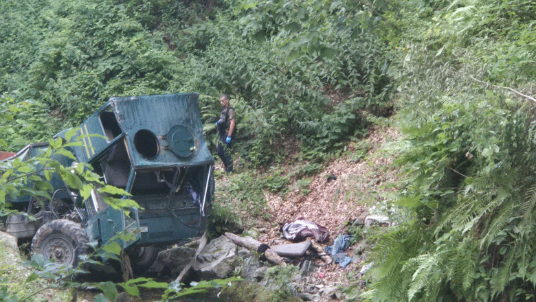 Accident grav in Gorj. Doua persoane au murit, iar patru au fost ranite dupa ce o autoutilitara s-a prabusit intr-o rapa Imagine