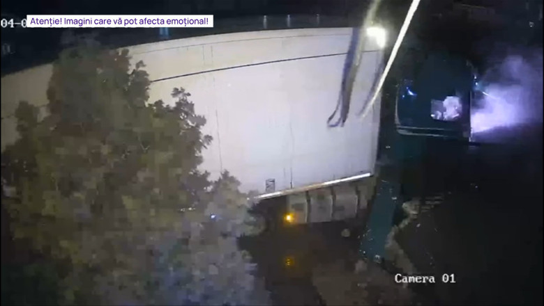 Accident grav in Iasi: Un TIR a spulberat un stalp de electricitate, o conducta de gaze si s-a oprit in curtea unei case Imagine