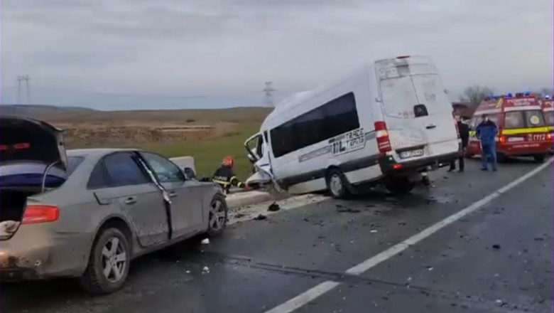 Accident grav in judetul Constanta. Un microbuz cu 7 persoane si o masina au fost implicate in coliziune Imagine