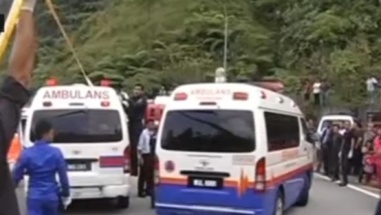 Accident grav in Malaezia. 37 de oameni au murit dupa ce un autocar a cazut intr-o prapastie Imagine