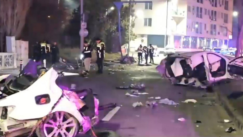 Accident grav in Mamaia: Un tanar a murit si trei sunt in stare grava dupa ce masina lor s-a izbit de un stalp si s-a rupt in doua Imagine