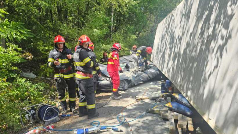Accident grav in Mehedinti: Un container metalic transportat de un TIR a cazut pe o masina in trafic si a ucis un om Imagine