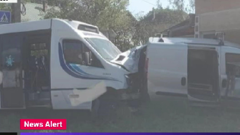 Accident grav in Mures. 16 persoane ranite, intre care si un copil, dupa ce un microbuz si un autoturism s-au ciocnit violent Imagine