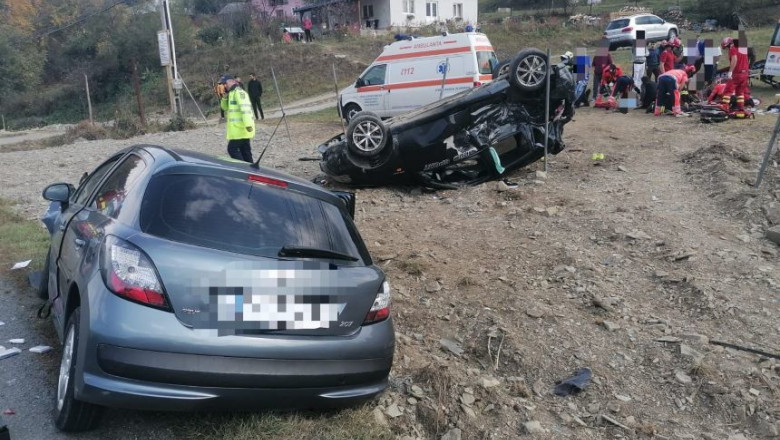 Accident grav in Neamt: O masina s-a izbit de un parapet si a fost aruncata peste un autoturism ce circula din sens opus Imagine