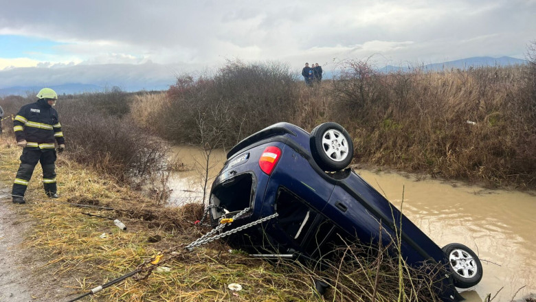 Accident grav in Satu Mare. Un copil de 13 ani, mama si bunica lui au murit, dupa ce masina lor a cazut intr-un canal Imagine