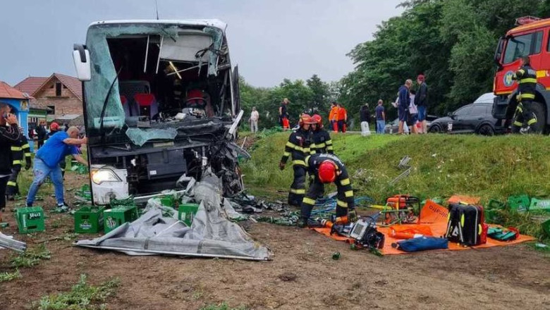 Accident grav in Sibiu. Un autocar cu 56 de pasageri s-a ciocnit cu un camion. A fost activat planul rosu Imagine