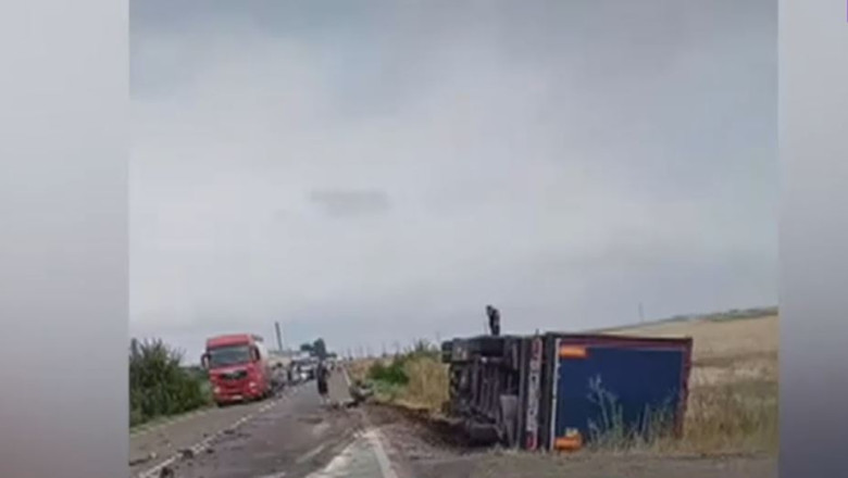 Accident grav in Slobozia, dupa ce un TIR incarcat cu ingrasaminte s-a ciocnit cu o masina. Printre victime se numara si un bebelus Imagine