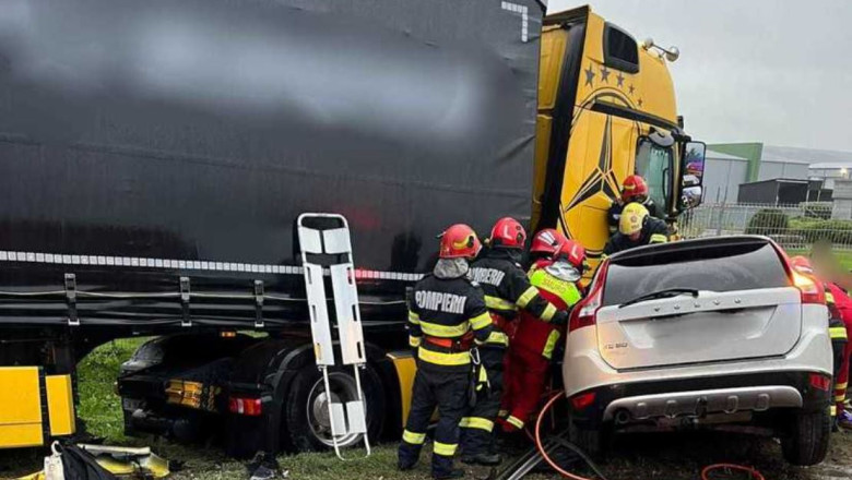 Accident grav in Suceava. O femeie a murit si trei tinere sunt ranite, dupa ce o masina a intrat sub un TIR Imagine