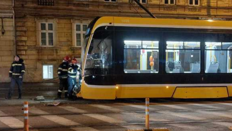 Accident grav in Timisoara cu doua tramvaie si doua masini. Vatmanul unei garnituri a ramas incarcerat, iar o femeie a fost ranita Imagine