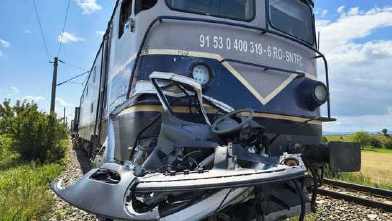 Accident grav in Vrancea: Un sofer a murit dupa ce duba pe care o conducea a fost izbita de tren si a fost proiectat in afara acesteia Imagine
