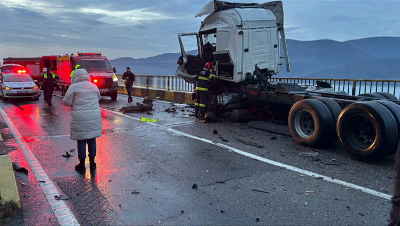 Accident grav intre doua TIR-uri pe DN6: un sofer a murit dupa impactul violent. Traficul este blocat pe Defileul Dunarii Imagine