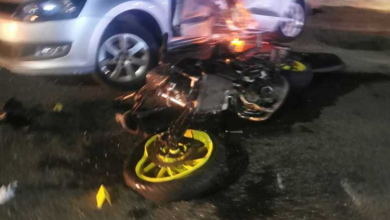 Accident grav intre o masina si o motocicleta: Un tanar de 19 ani a murit, iar alti patru au fost raniti Imagine