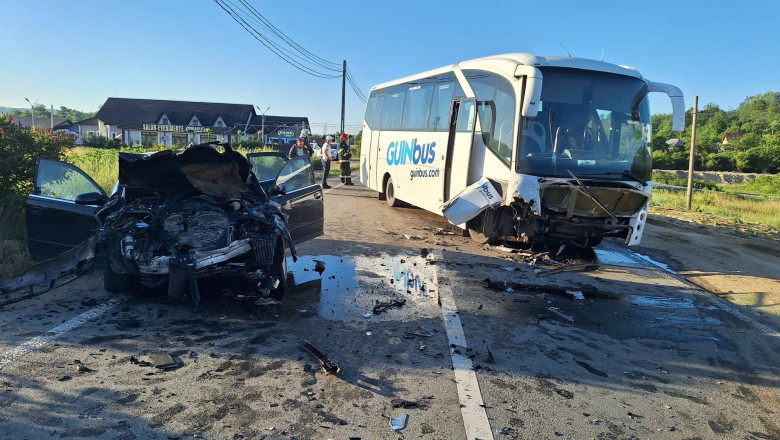 Accident grav intre un autocar care transporta mineri si un autoturism. Unul dintre soferi ar fi adormit la volan