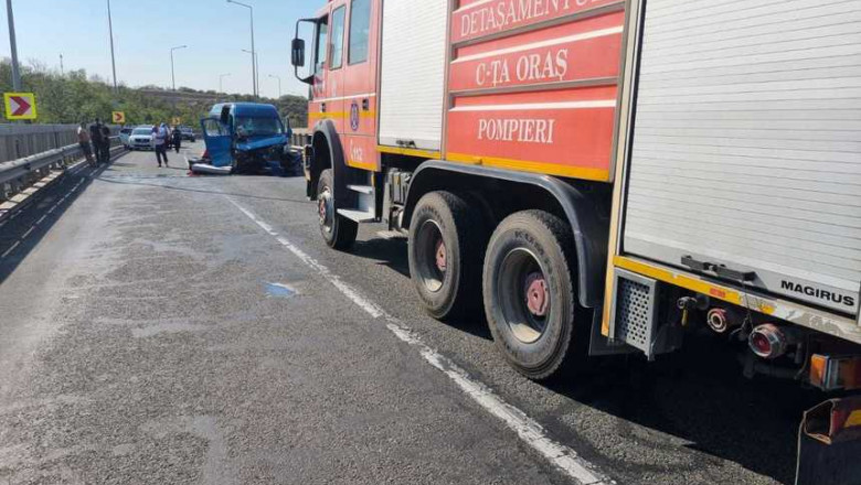 Accident grav intre un autocar si un microbuz, pe podul de la Cernavoda. A fost activat Planul Rosu de interventie Imagine