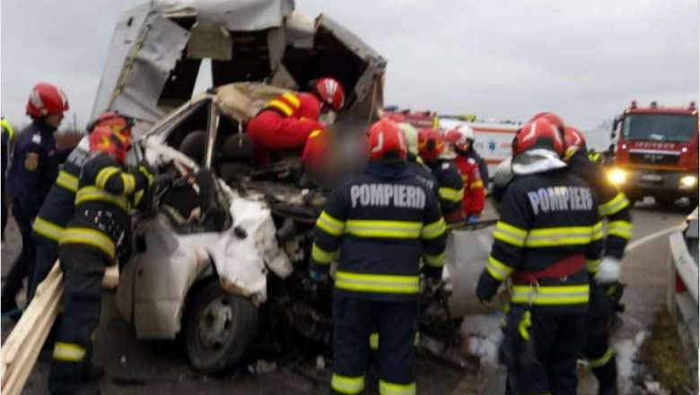 Accident grav intre un camion, o furgoneta si un autoturism pe DN 76: Un barbat a murit si alti trei oameni au fost raniti Imagine