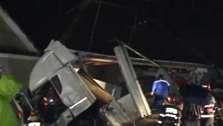Accident grav la Sibiu: Un TIR a avariat doua case. Doua persoane au fost ranite Imagine