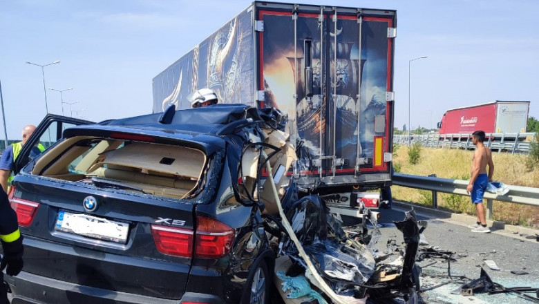 Accident grav pe autostrada A1. Soferul unui camion ar fi efectuat o manevra de mers inapoi, moment in care o masina s-a ciocnit cu el Imagine