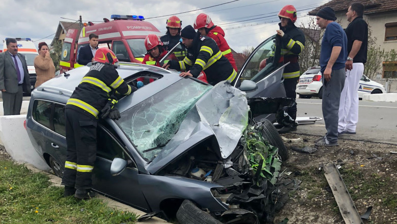 Accident grav pe DN 66, in Gorj. Sapte persoane au fost ranite dupa impactul puternic dintre 3 masini Imagine