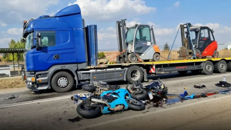 Accident grav pe DN11: Un TIR, o masina si 3 motociclete s-au ciocnit. Traficul rutier este blocat pe ambele sensuri Imagine